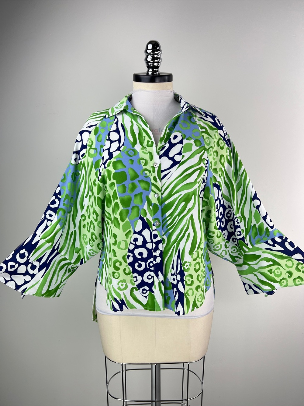 💚 3722. Animal Print Button-Front Shirt in Green & Blue